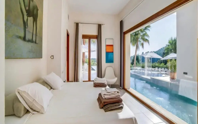 Spacious Villa With Infinity Pool