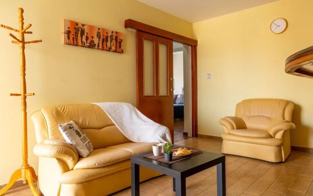 Gold Feathers Apartment By STAY BnB