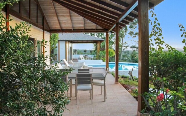 Luxury, 4-bedroom Villa With a Swimming Pool and Superb sea Views