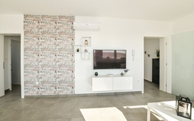 Funtastic C Apartment with Pool and Terrace