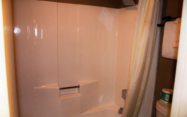 Rodeway Inn & Suites Fireside Lodge