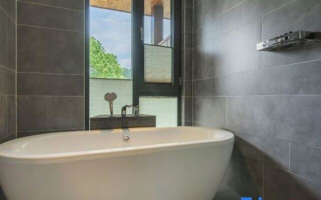 Anji Double Fish Hall Hot Spring Resort B&B (Longwangshan Canyon Drift Shop)