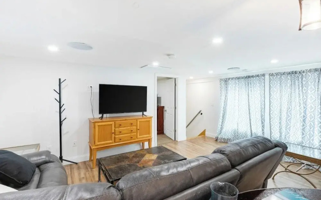 Fresh 2BR Duplex Pets Welcome