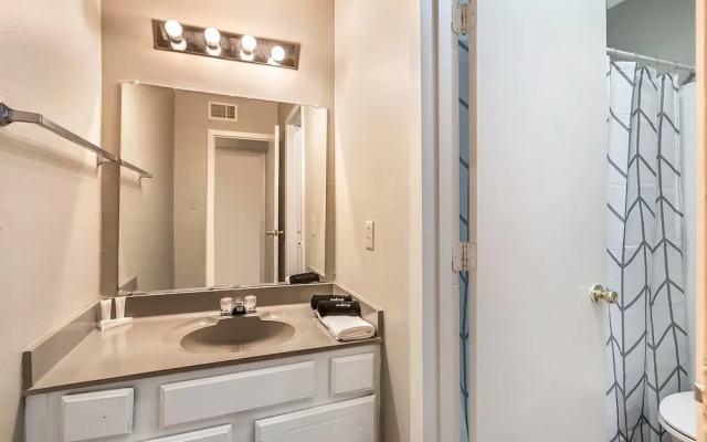 University Suite + Pool + Gym