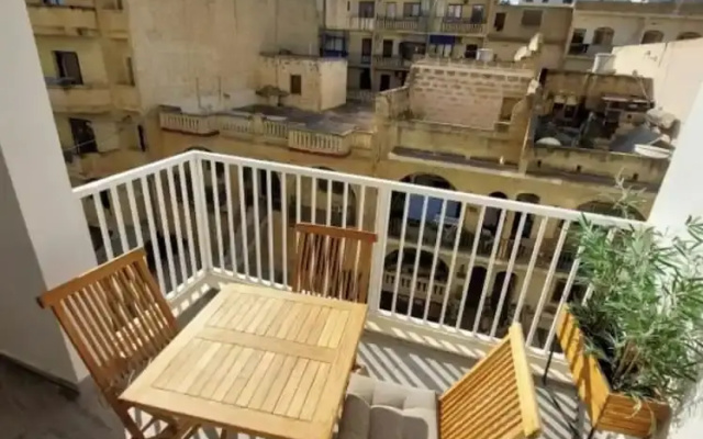 Modern 3BR Apt With Large Balcony