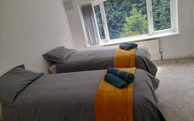 Beautiful Modern 3-bed House in Birmingham