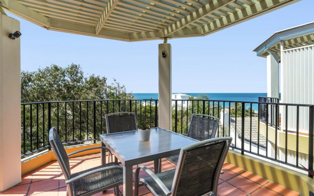 Cosy apartment with ocean views, Sunshine Beach