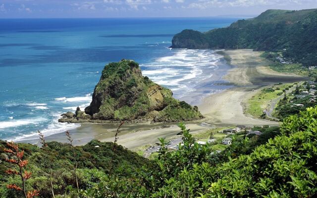 Spectacular Hilltop Retreat near Piha