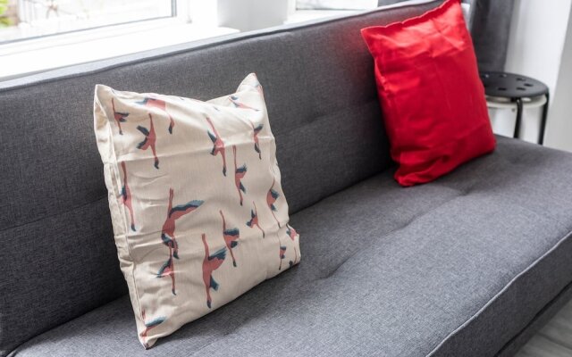 Modern Sleeps 5 - 1BR Home in Manchester