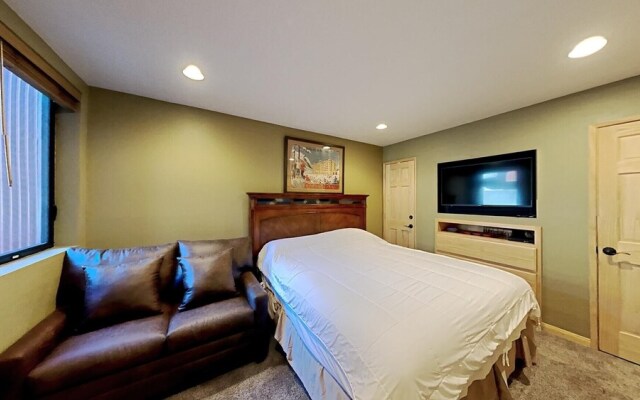 Spacious 2 Bedroom Condo Great For Friends and Families! Free Village Gondola Ride! by RedAwning