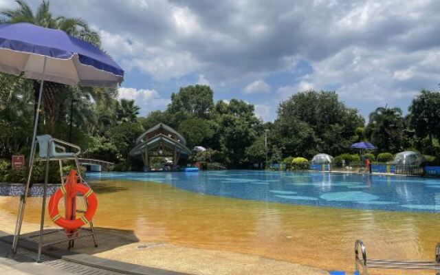 Baodun Lake Hushan Hot Spring Resort