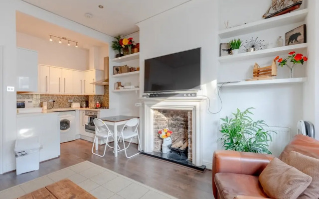 Radiant and Roomy 2BD Flat - Fulham!