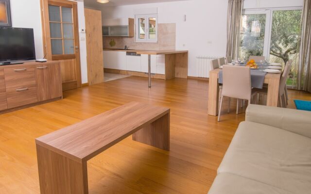 Apartments Lumare with private pool