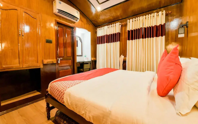 OYO 13525 HouseBoat My Trip Deluxe 3 BHK Private