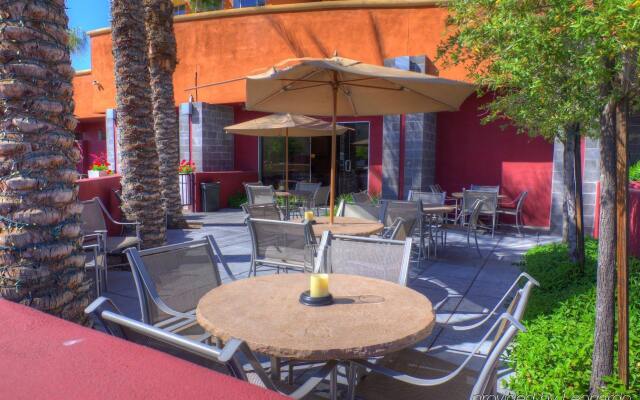 Holiday Inn Express & Suites Phoenix Midtown by IHG