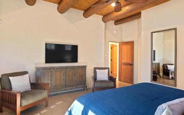 Casa Nona - Pristine Home in the Railyard District, Walk to The Plaza