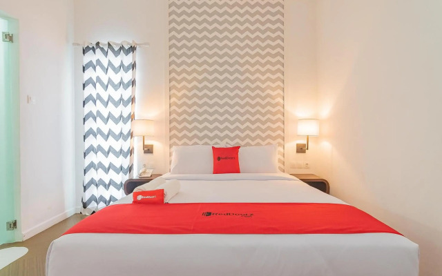 RedDoorz Premium @ Hotel Hebat