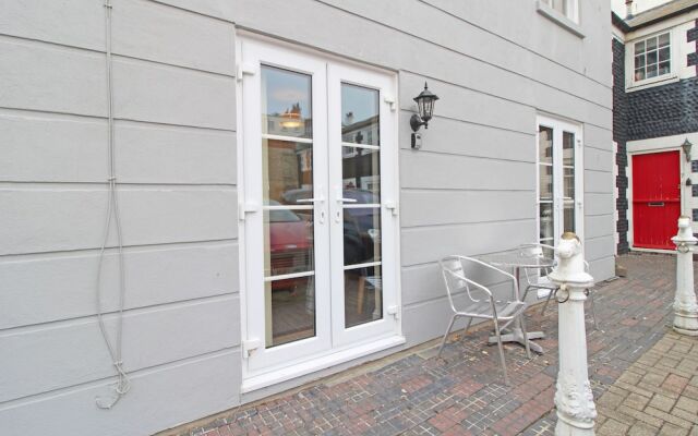 Brighton Getaways - Beach Lodge House