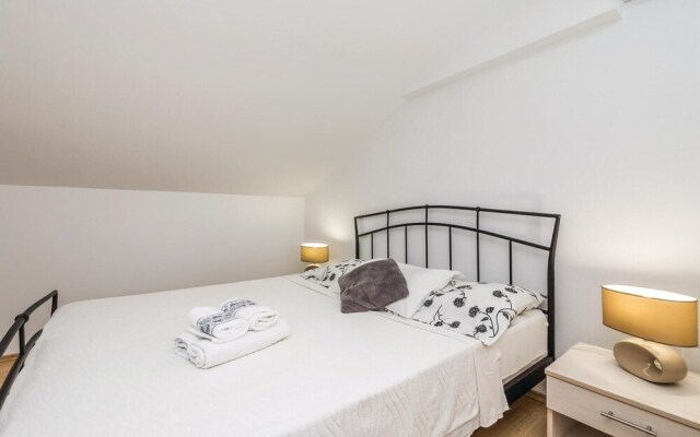 Beautiful Home in Pag With Wifi and 6 Bedrooms