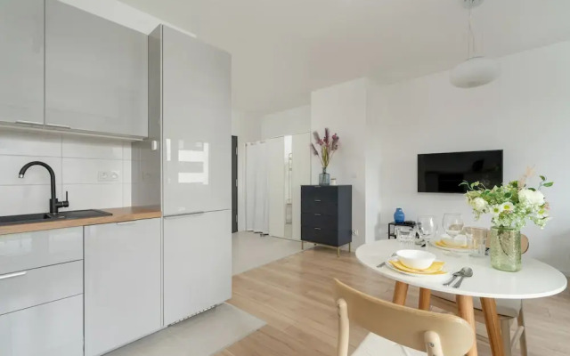 Gray Cosy Studio in Poznań by Renters