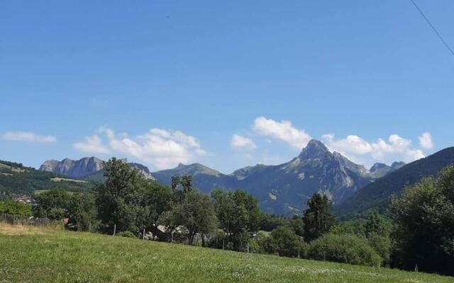 Laprau, House between lake & mountain
