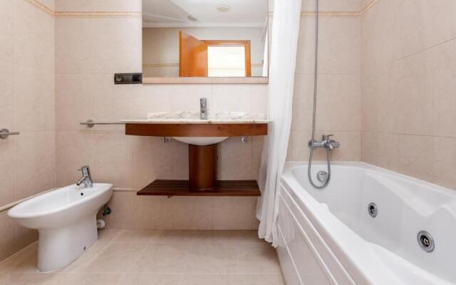1st Line Daniya APT - Solarium Terrace & Pool