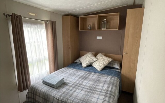 Impeccable 4-bed Caravan in Clacton-on-sea