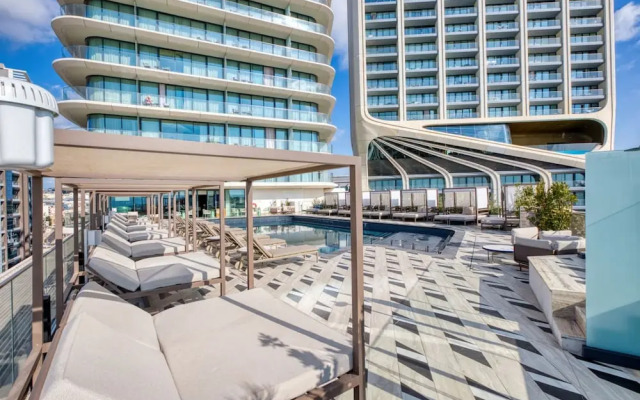 Official Mercury Suites With Rooftop Pool Access