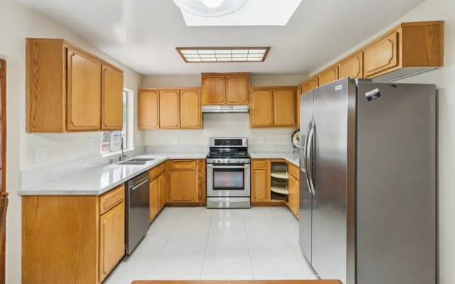 Russell House Near Hollywood & Griffith Park 3 Bedroom Home