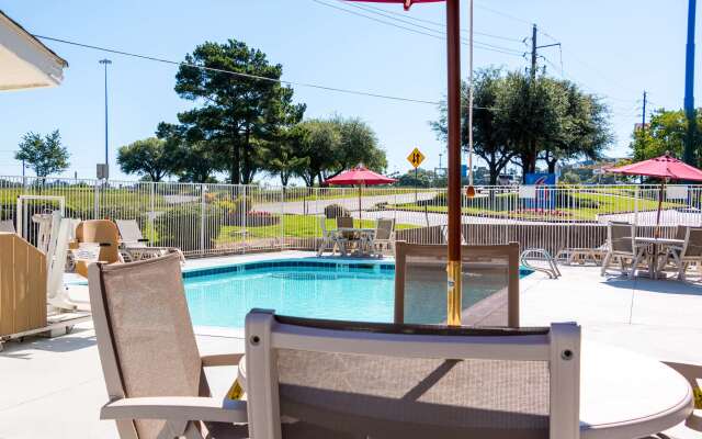 Motel 6 Longview, TX