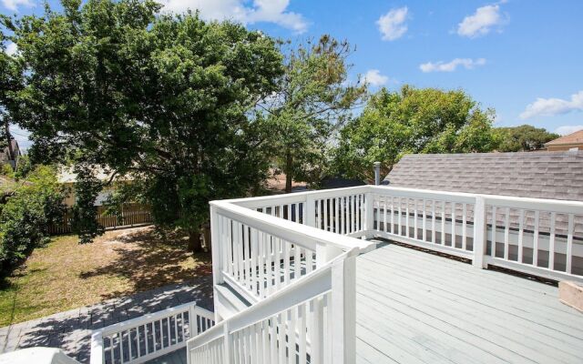 Antigua Key - Just A Couple Blocks To Seawall Beaches, Shops, Restaurants And Pleasure Pier! 4 Bedroom Home by Redawning
