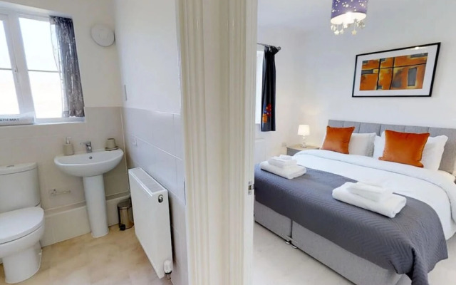 Stayzo - Cole Green Lane - Ideal for Your Next Staycation or Workcation Whole House With Wi-fi