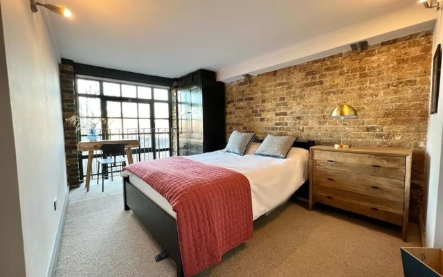 Stunning 2-bed Converted Warehouse - Sleeps 4