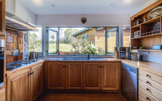 Seaview Sojourn - Waiheke Escapes