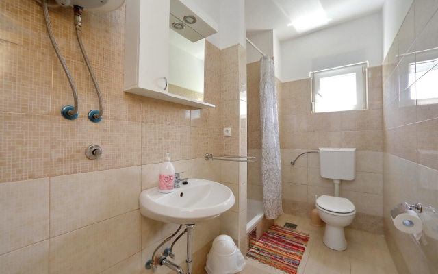 Apartment Aleksandra - 10 m from sea: A5 Bibinje, Zadar riviera