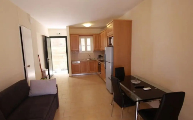 Menigos AB4G no50 Beachfront 2 Bdr Apt