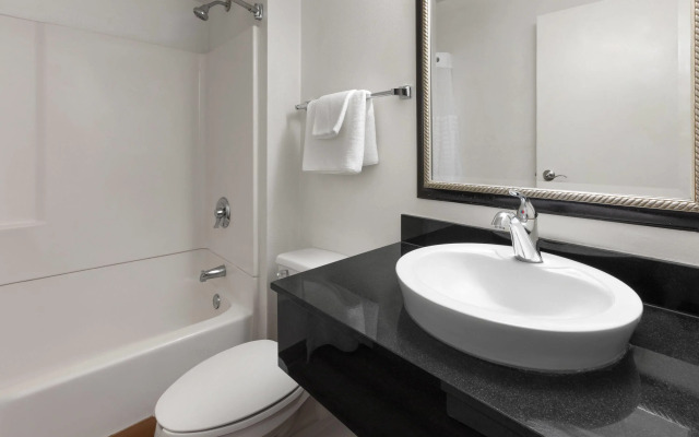 Travelodge by Wyndham Madison Heights MI