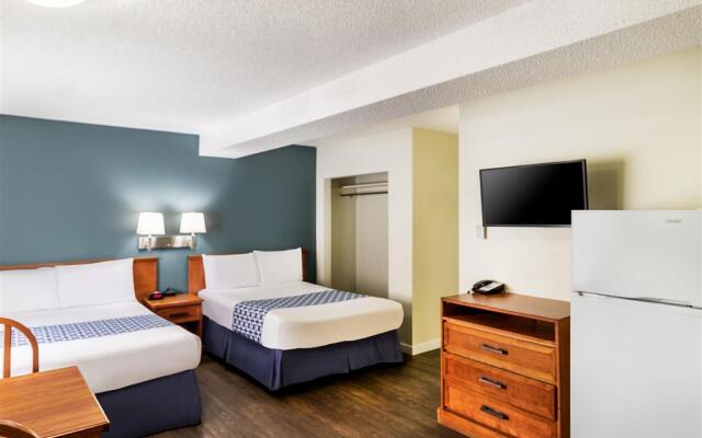 Econo Lodge Inn & Suites University