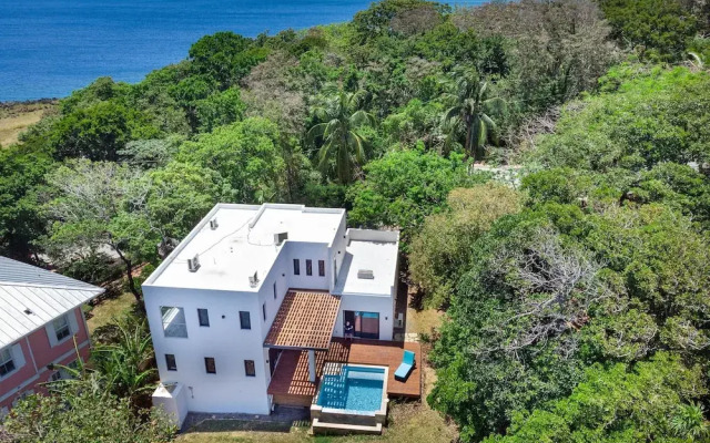 West Bay Breeze 3 Bedroom Home by RedAwning
