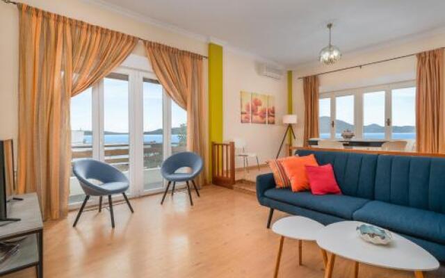 Fully Equipment House With Sea View Adamas Bay