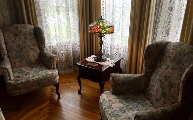 Bread & Roses Inn