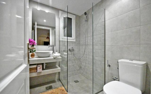 Amazing 2 bedroom apartment overlooking the Marina at Vourkari