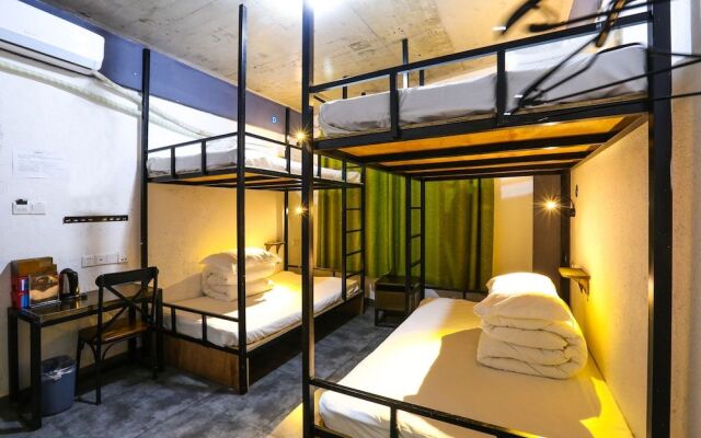 Comma Travel International Youth Hotel