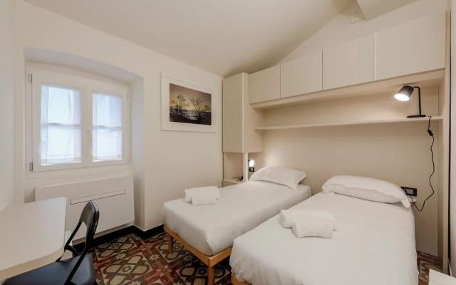 Bright 2BR flat moments from the beach