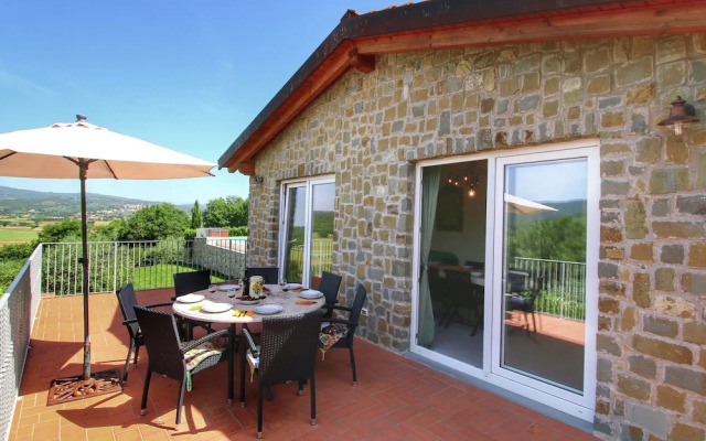 Luxurious Villa in Monte San Savino with Jacuzzi