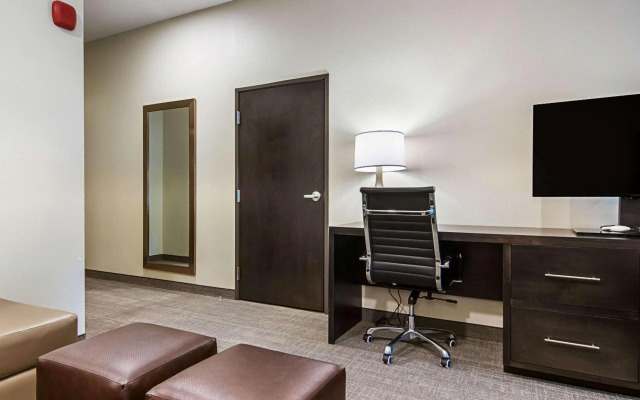Comfort Suites Wooster near University Campus