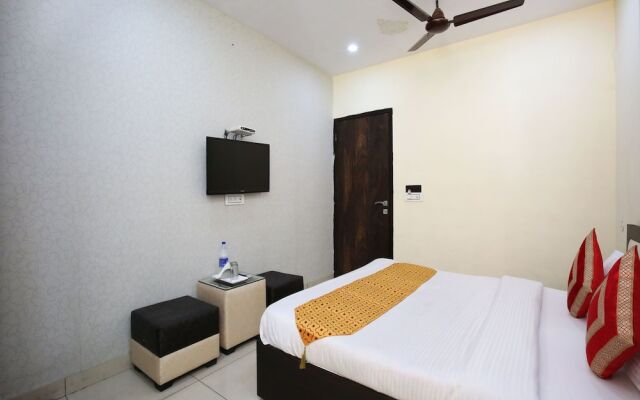 OYO 9323 Hotel Sidana Solitaires
