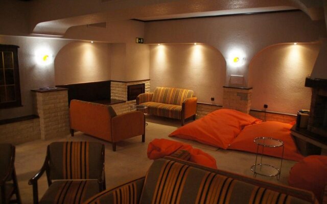 Moon Hostel Bio