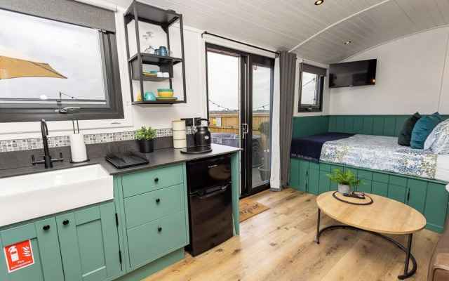 Willows Rest - 1 Bed Shepherd's Hut - Pentlepoir