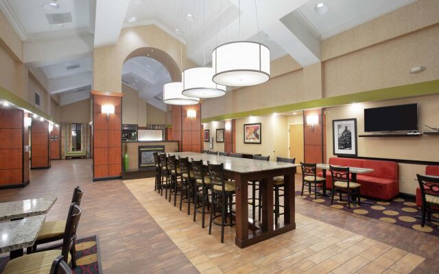 Hampton Inn & Suites Kansas City-Merriam